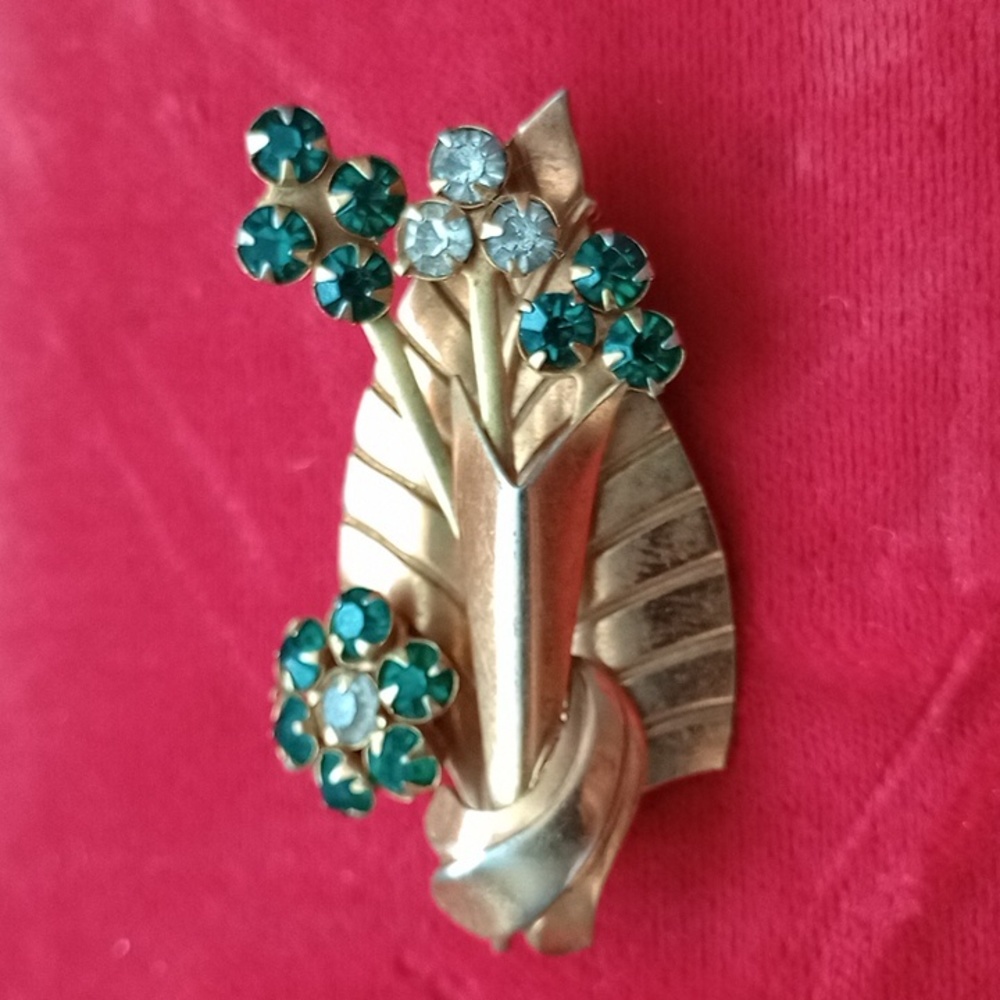 Gold tone pin brooch w/green crystal stones